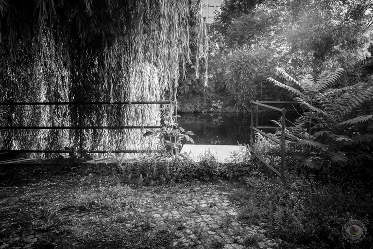 Gate