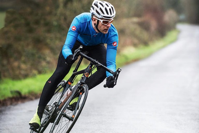 Dan-Baines-cornering-bike-handling-Gabba-wet-rain-winter.jpg