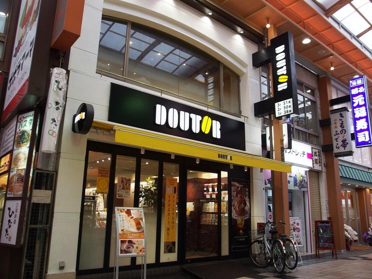 Doutor_Coffee_Shop_Kita-Shinsaibashi,_Osaka_in_201509.jpg