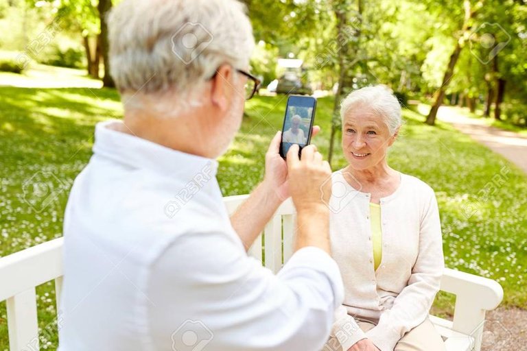 86305749-tecnología-relación-y-concepto-de-la-gente-mayor-feliz-sonriente-pareja-senior-con-teléfono-inteligente-fot.jpg