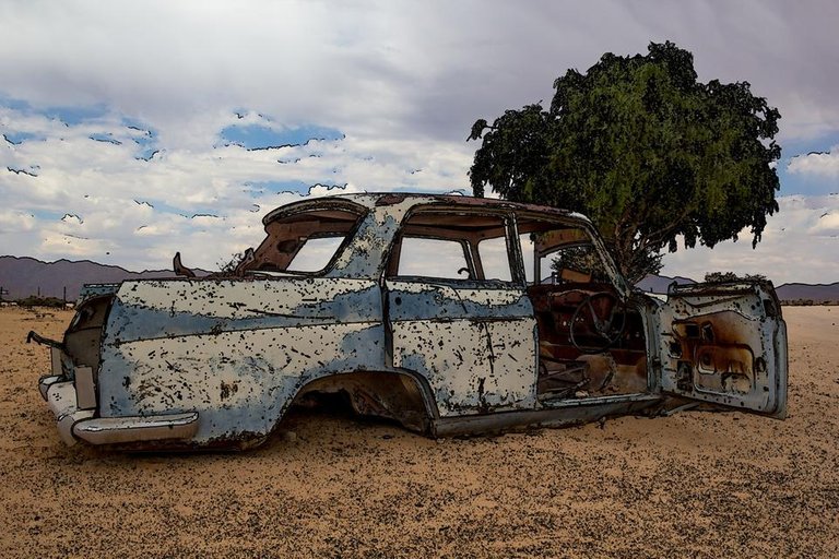 Buiobuione-Namibia-Abandoned-Car.jpg