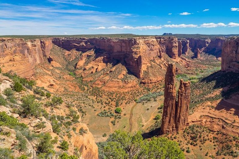 canyondechelly_spider_rock_midday_shadows_1920.jpg