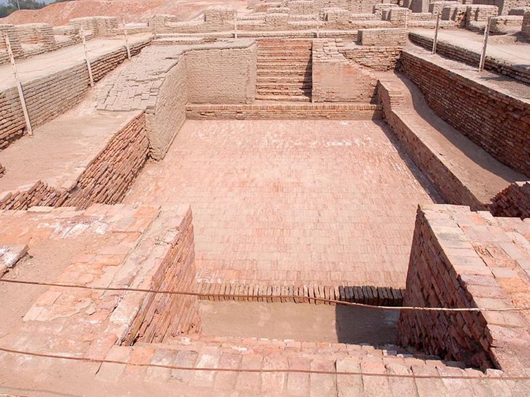 Great_bath_view_Mohenjodaro.JPG