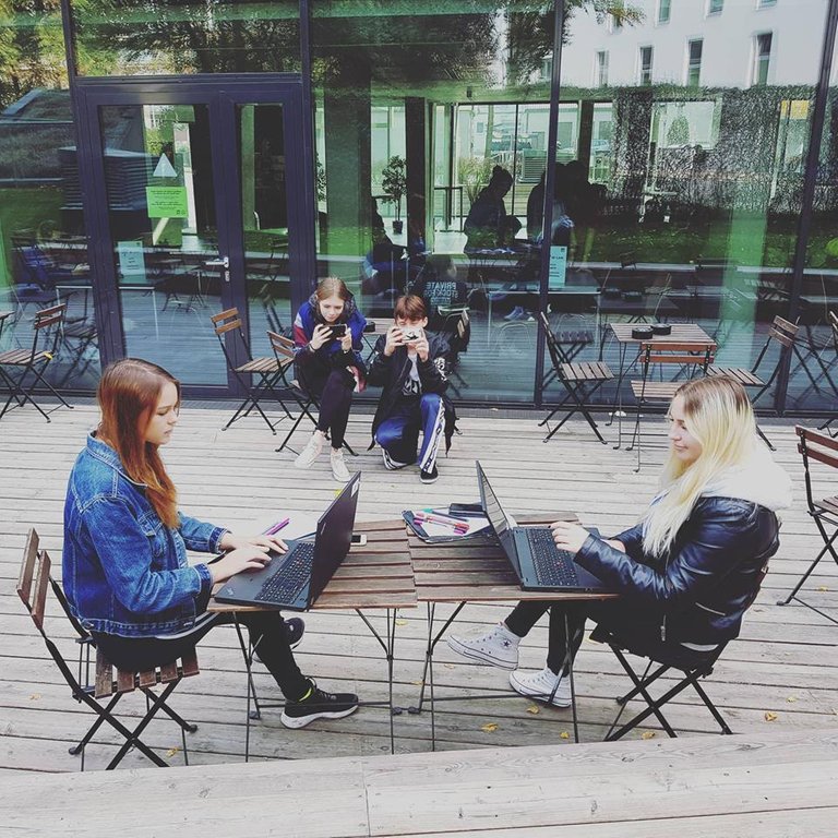 globalschool photoshooting terasse hostel.jpg