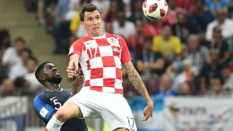 mario-mandzukic-samuel-umtiti-france-croatia-world-cup-final-2018_1qt1wjpzckbhb1sydj4335515j.jpg