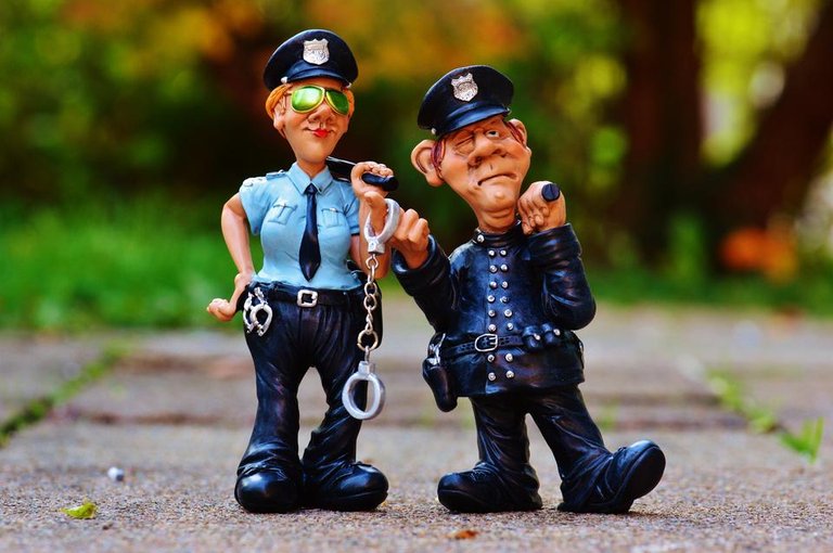 batons-cops-figurines-33598.jpg