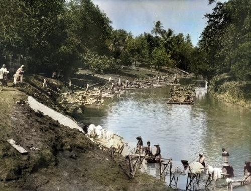 Mencuci Pakaian di Sungai, 1880. Stoop. Colorized..jpg