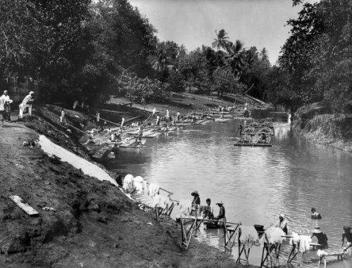 Mencuci Pakaian di Sungai, 1880. Stoop..jpg