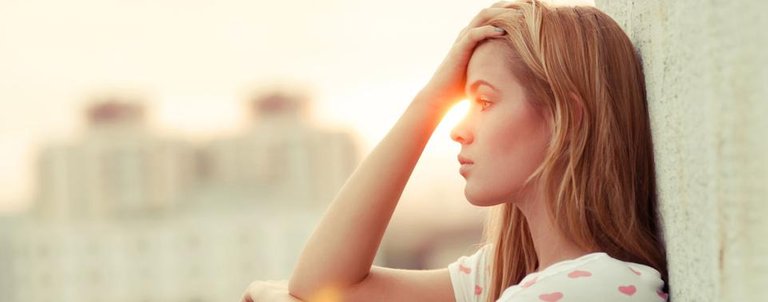 mujer-pensando-durante-el-atardecer.jpg