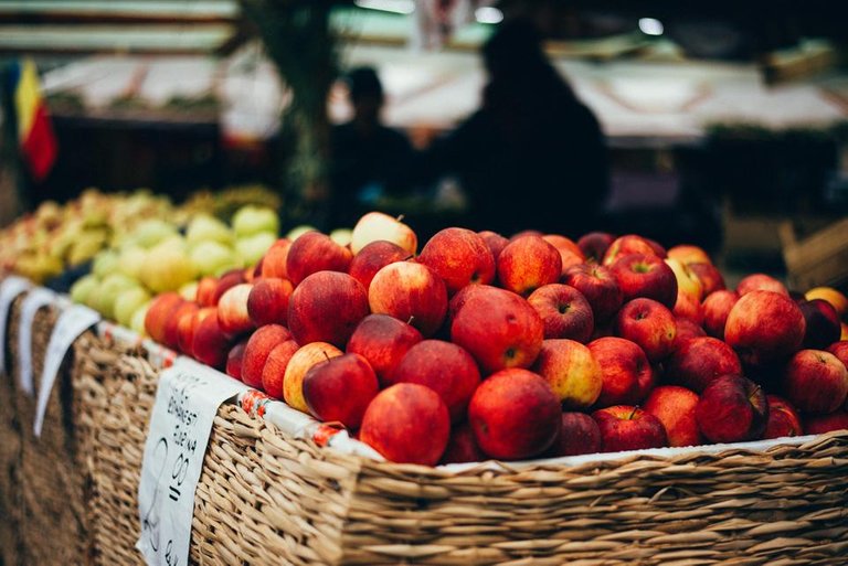 Measuring the harvest apples