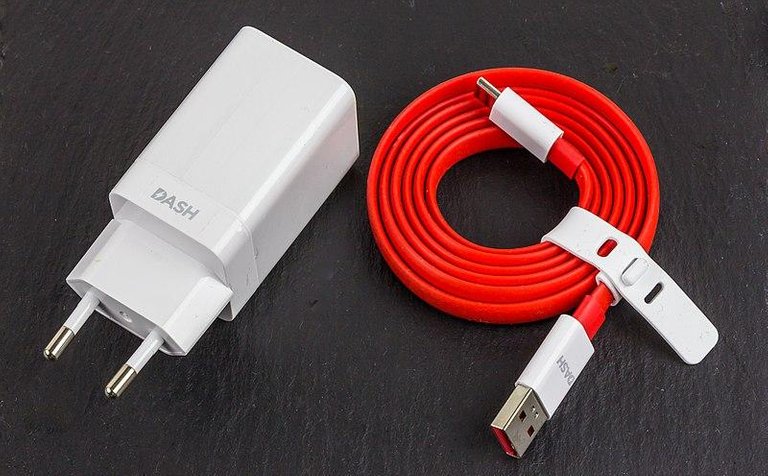 800px-Dash_Charge_for_OnePlus_5-8477.jpg