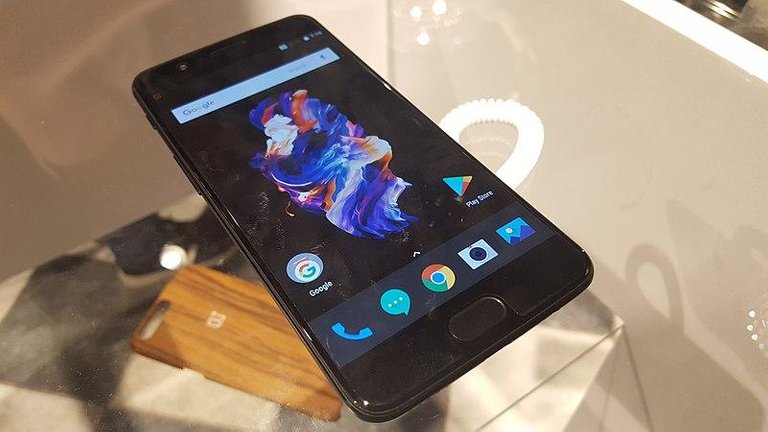 800px-Oneplus_5_on_display_at_London_launch_event_-_3.jpg