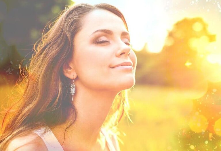 mujer-con-pensamientos-positivos-sonriendo.jpg