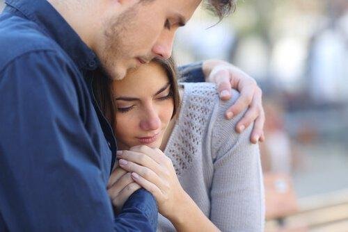 Abrazo-a-una-mujer.jpg