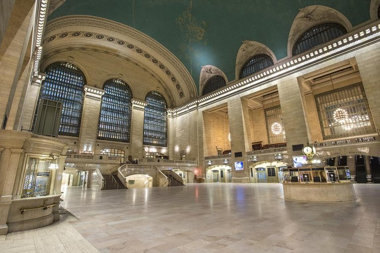Blizzard_of_2015-_Empty_Grand_Central_Terminal_(16377099101).jpg