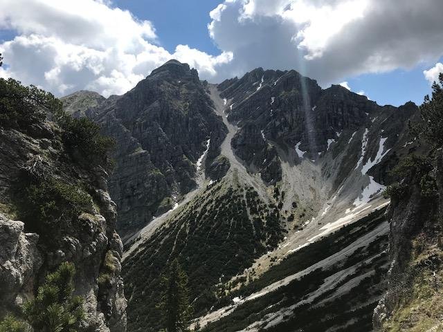 Grat-alpin-Seinskopf-Karwendel-Bergtour-rebeccaontheroof.jpg