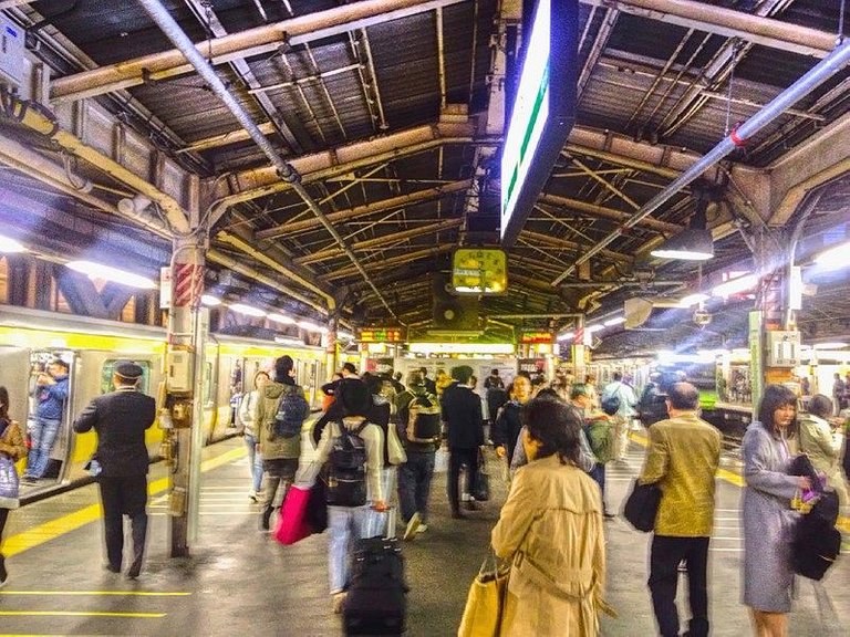 799px-Busy_shinjuku_stn_platform_-_left_sobu_line_right_yamanote_line_-_nov_12_2017.jpg