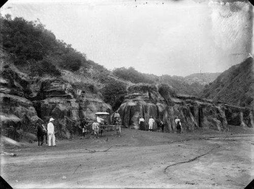 Orang Belanda Berlibur ke Pegunungan, 1880. Stoop..jpg