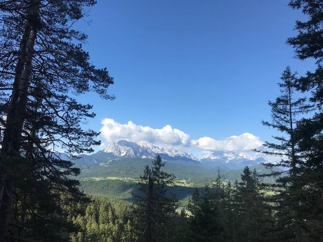 erster-Ausblick-Seinskopf-Karwendel-Bergtour-rebeccaontheroof.jpg