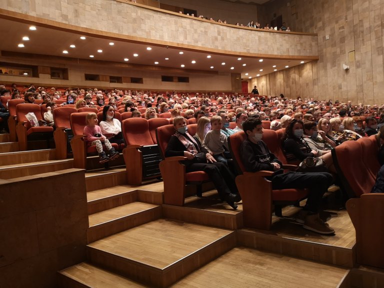 The view as I entered the theatre hall - mouth covering was mandatory, but only a small fraction is wearing a mask that is covering both the mouth and the nose