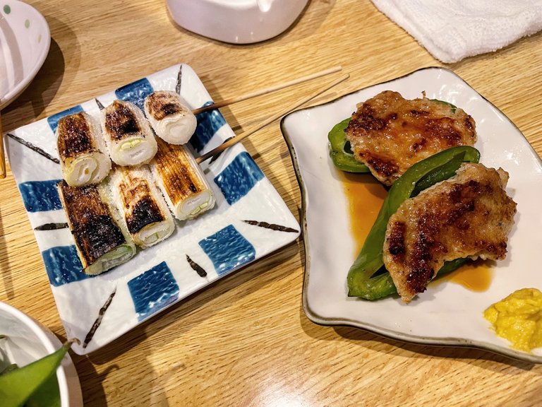 Green onion and meat on a bell pepper