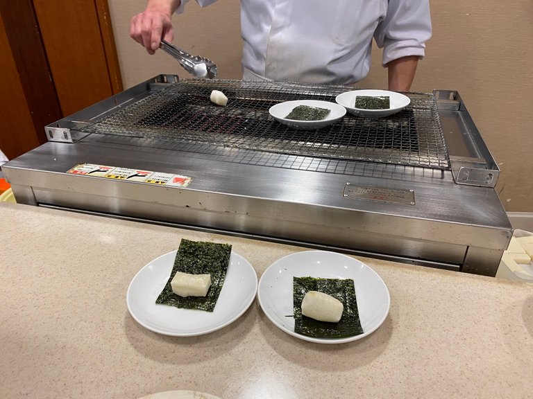 Grilled mochi with nori