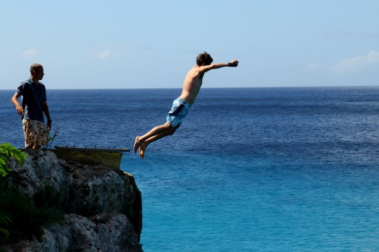 Cliff Jumper from the tip of the rock ( see next picture ~~>