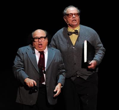 Danny DeVito y Jack Nicholson, ambos siendo participes en una recreacion en vivo del filme, para la celebracion del 35 anniversario del mismo