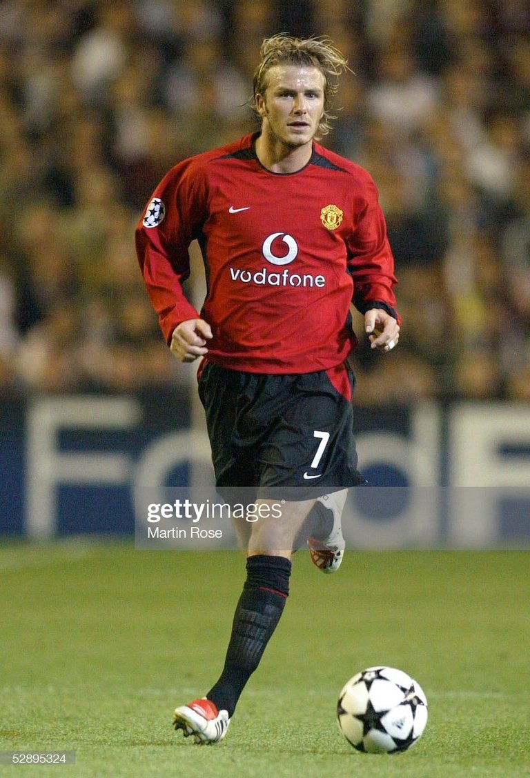 David Beckham driving the ball at the Santiago Bernabéu https://www.gettyimages.es/detail/fotograf%C3%ADa-de-noticias/champions-league-02-03-viertelfinale-madrid-fotograf%C3%ADa-de-noticias/52895324?adppopup=true 