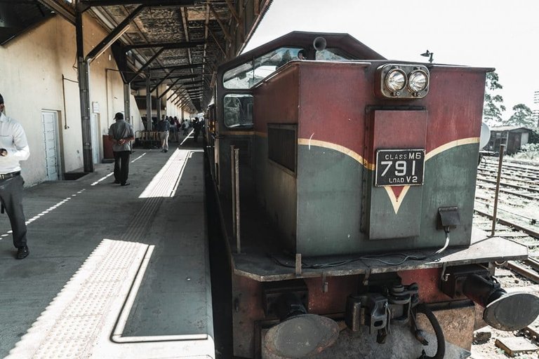 Train travel around sri lanka