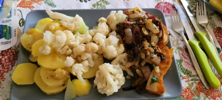 Potatoes, cauliflower, Kohlrabi, Schnitzel with chanterelles, onions, bacon and parsley mix.