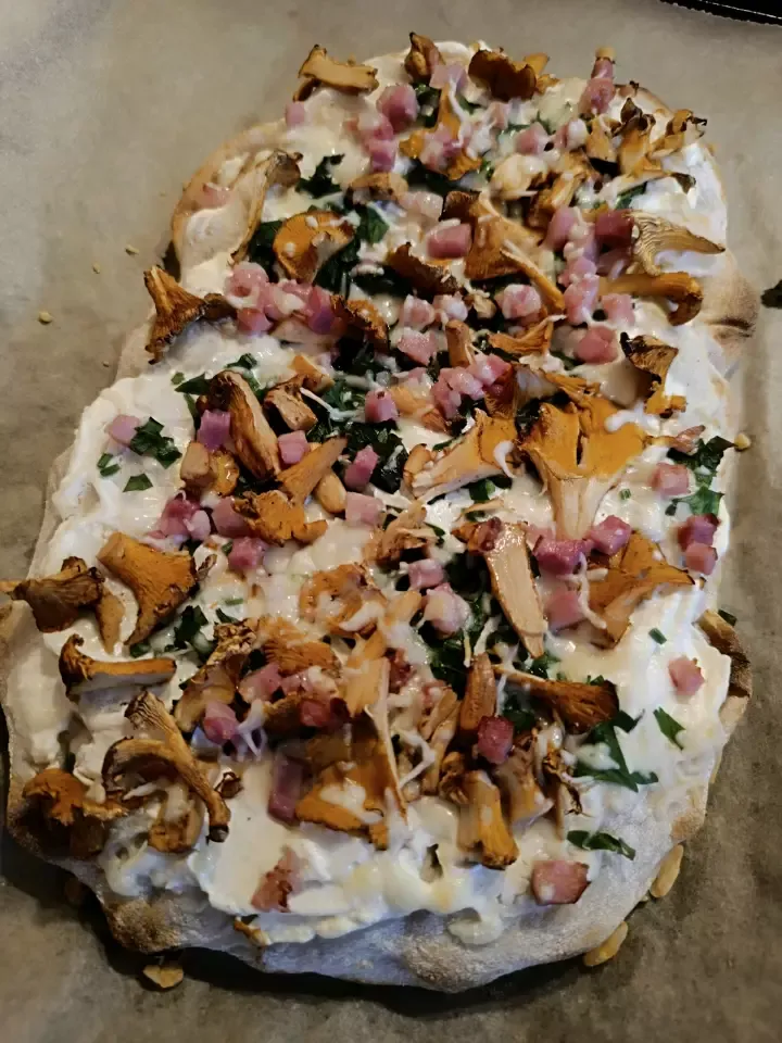 Pinsa with cream cheese, chanterelles, bacon and parsley