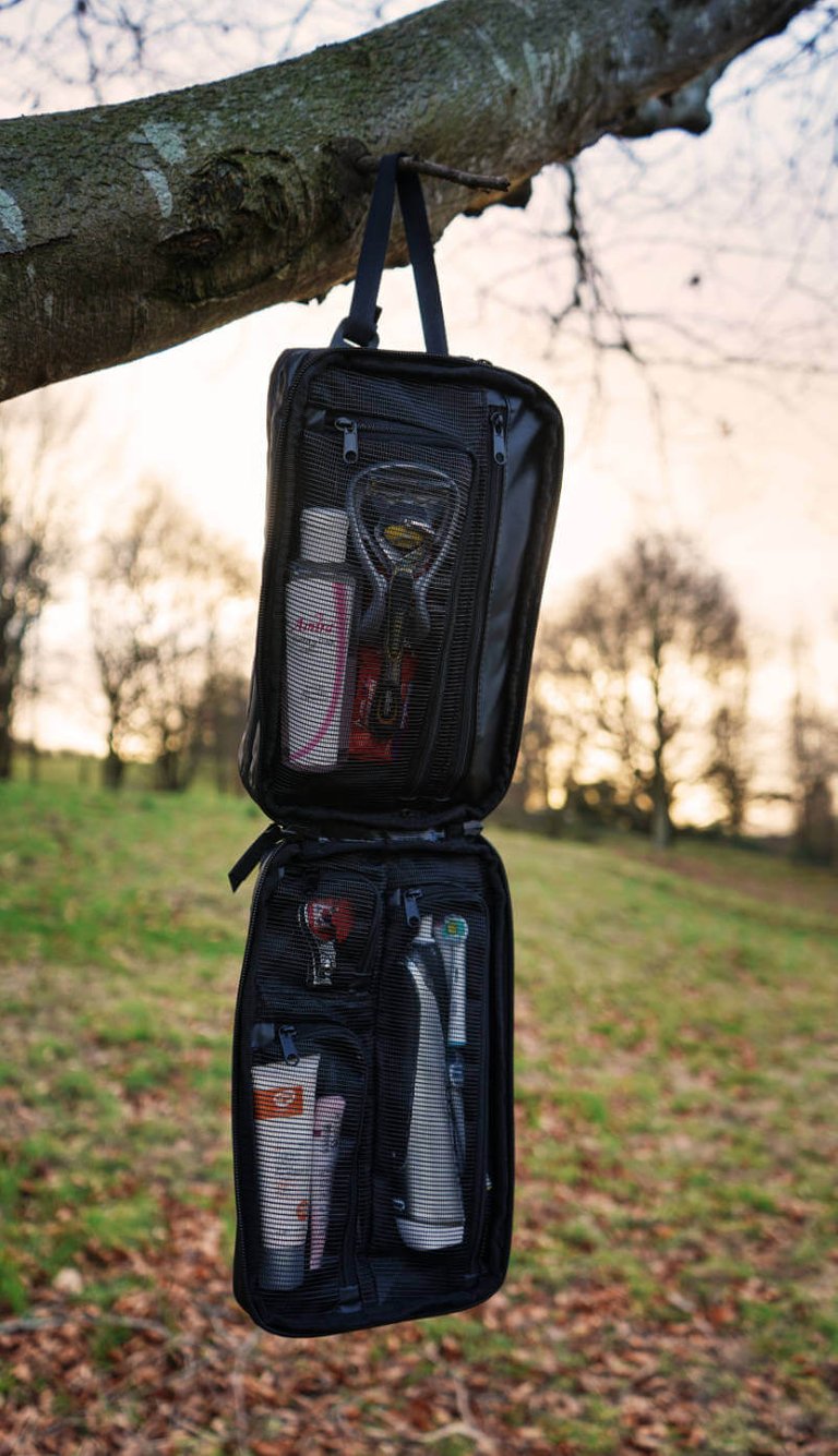 GRAVEL TOILETRY BAG REVIEW ONE TECH TRAVELLER HANGING