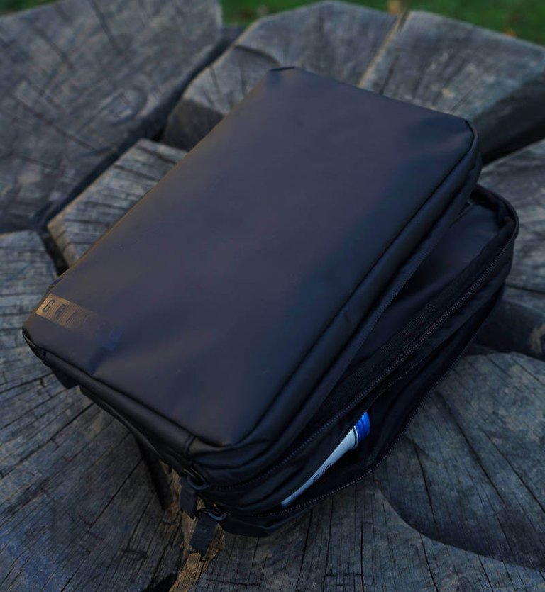 GRAVEL TOILETRY BAG REVIEW ONE TECH TRAVELLER SUN