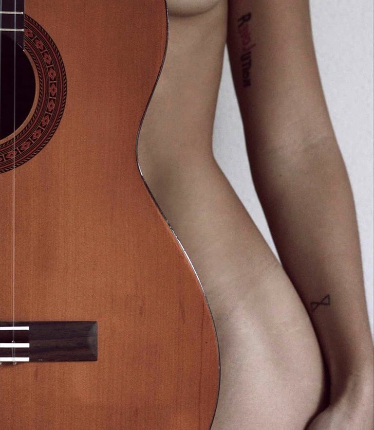 Silueta de mujer y silueta de guitarra // Woman silhouette and guitar silhouette. Foto/Photo: Unknow. Fuente/Source: https://twitter.com/chapamelento_/status/1162398289041473542