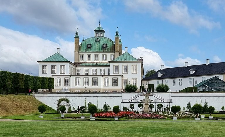Fredensborg Palace from the gardens