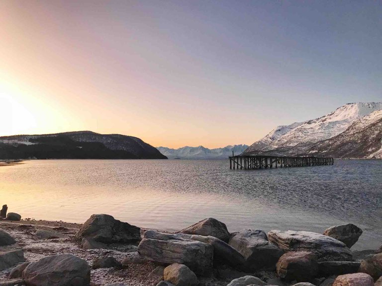 reise-zum-nordkapp-berge-schnee-wasser-fischer