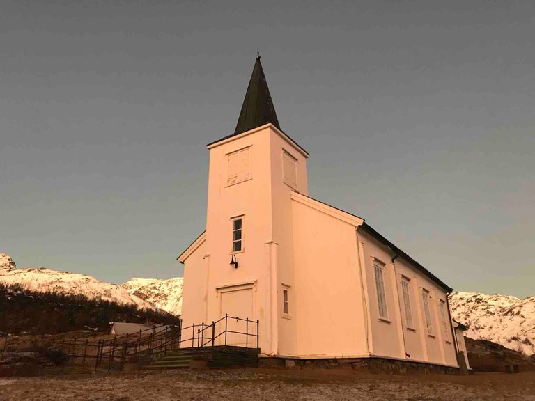 reise-zum-nordkapp-kirche-im-sonnenuntergangreise-zum-nordkapp-kirche-im-sonnenuntergang