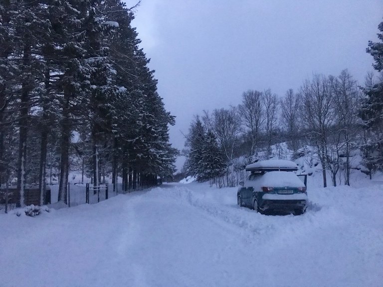 reise-ans-nordkapp-und-zurück-rebeccaontheroof-schnee-friedhof