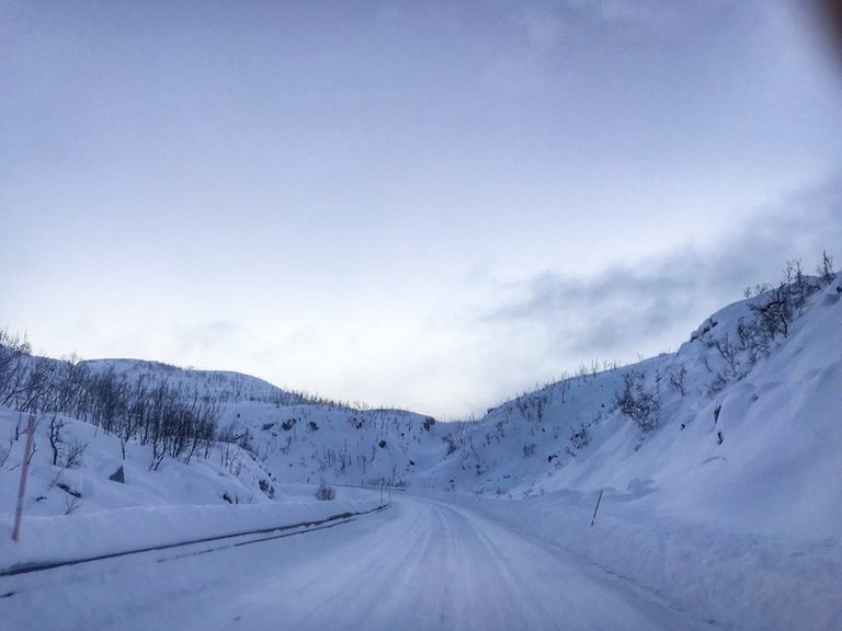 reise-ans-nordkapp-und-zurück-rebeccaontheroof-schnee-straße