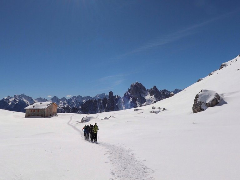 3-Zinnen-Tre-Cima-Di-lavaredo-dolomiti-winter-schneeschuhtour-buchen-rebeccaontheroof-abstieg-lavaredo-hütte