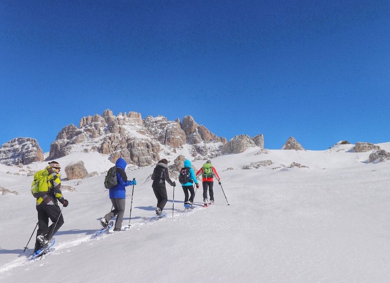 3-Zinnen-Tre-Cima-Di-lavaredo-dolomiti-winter-schneeschuhtour-buchen-rebeccaontheroof-aufstieg