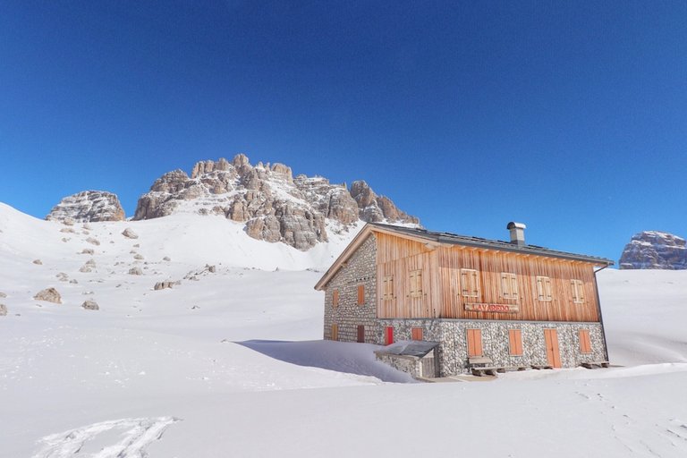 3-Zinnen-Tre-Cima-Di-lavaredo-dolomiti-winter-schneeschuhtour-buchen-rebeccaontheroof-lavaredo-hütte