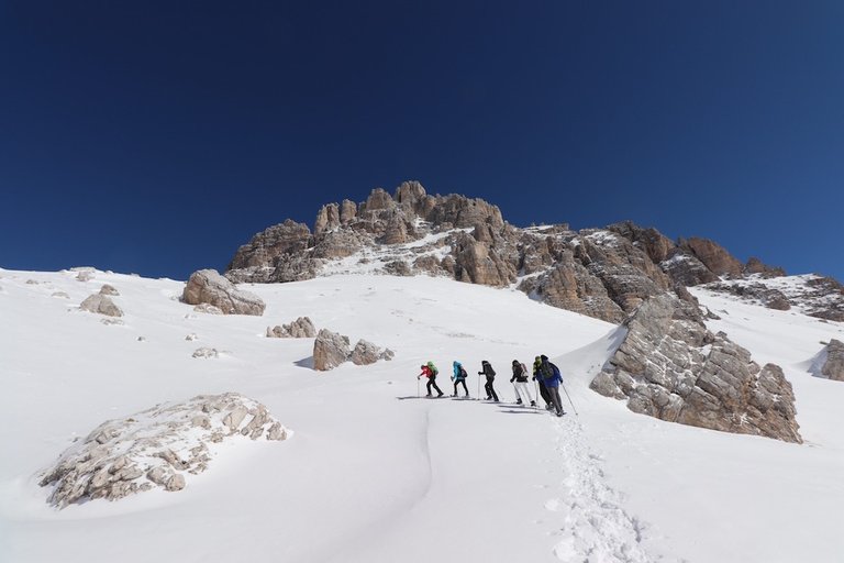 3-Zinnen-Tre-Cima-Di-lavaredo-dolomiti-winter-schneeschuhtour-buchen-rebeccaontheroof-letzter-aufstieg