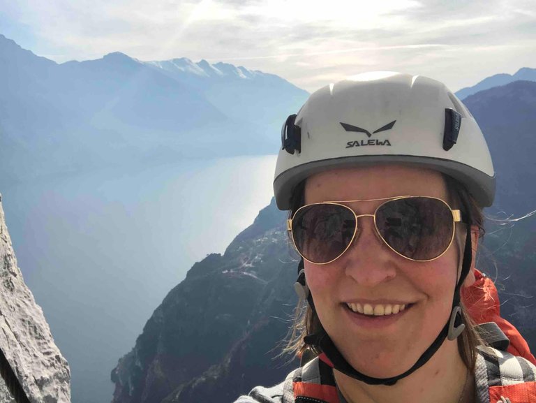 Rebecca mit Klettersteig Helm auf dem Via Ferrata Fausto Susatti vor dem Gardasee