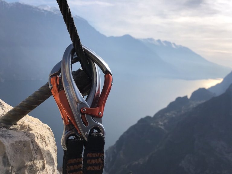 Klettersteigset vor dem Gardasee auf dem Via Ferrata Fausto Susatti