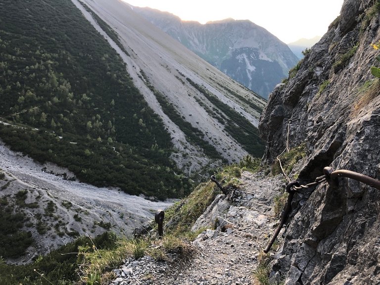 Lünersee Abstieg am Klettersteig mit Bergen im Hintergrund 