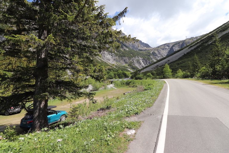 Auto mit dachzelt auf Parkplatz am Lünersee in Vorarlberg