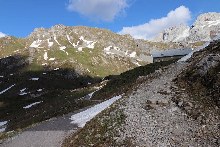 Lünersee Umrundung Hütte, Landschaft und Schneefelder