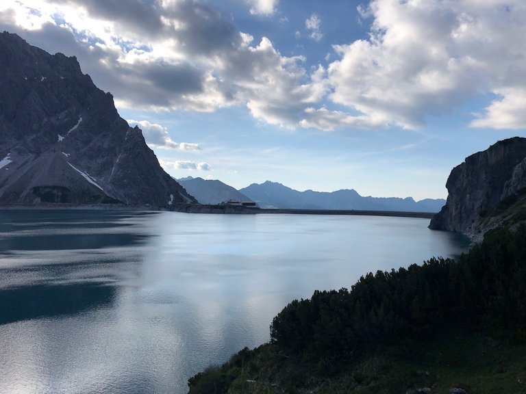 Lünersee Umrundung Blick auf die Douglashütte und die umliegenden Berge